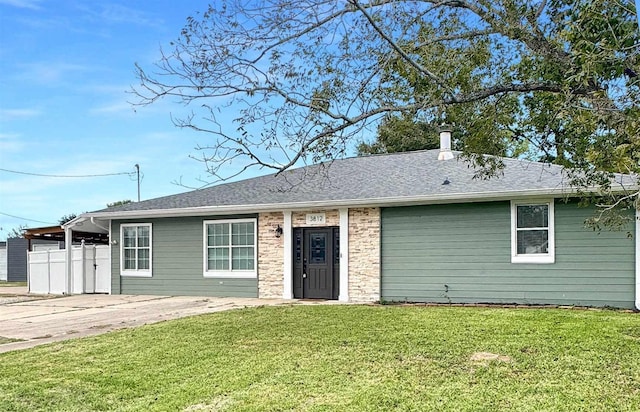 view of front of property featuring a front yard