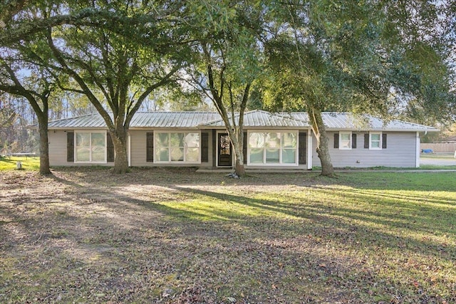 ranch-style house featuring a front lawn