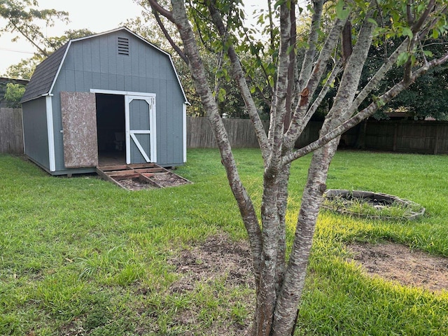 view of yard featuring a storage unit