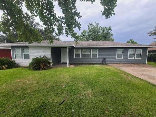 ranch-style home featuring a front lawn