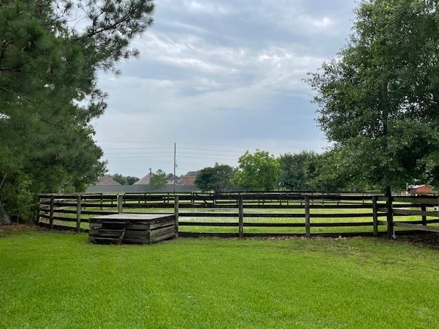 view of yard featuring a rural view