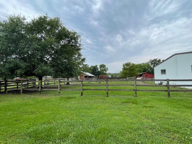 view of yard featuring a rural view