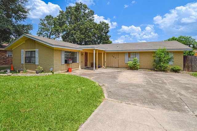 ranch-style house featuring a front yard