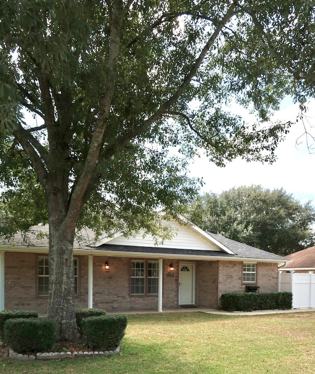 single story home featuring a front yard