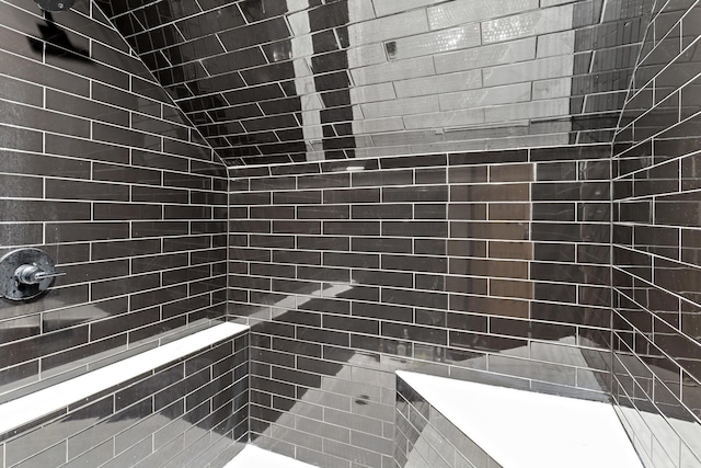 bathroom featuring a tile shower