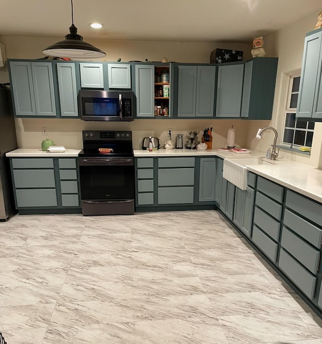 kitchen with decorative light fixtures, sink, and appliances with stainless steel finishes