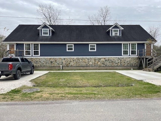 cape cod house with a front lawn