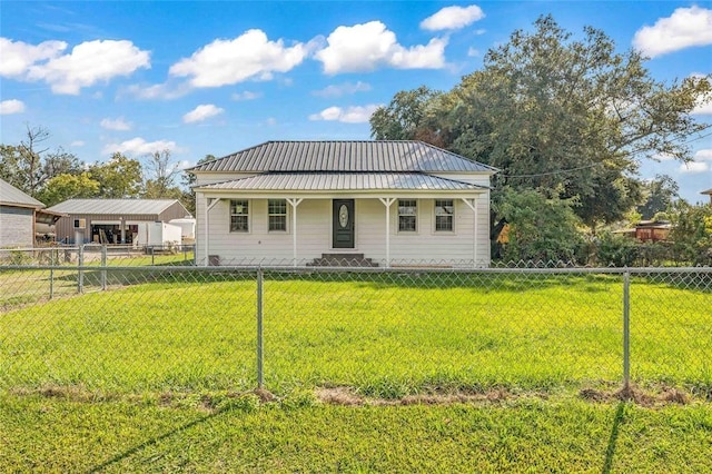 view of front of property featuring a front lawn