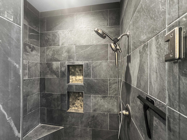 full bathroom featuring a tile shower