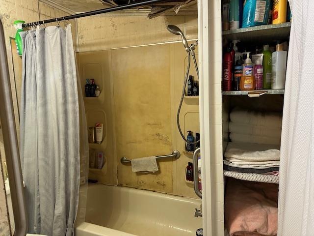 bathroom featuring shower / bathtub combination with curtain