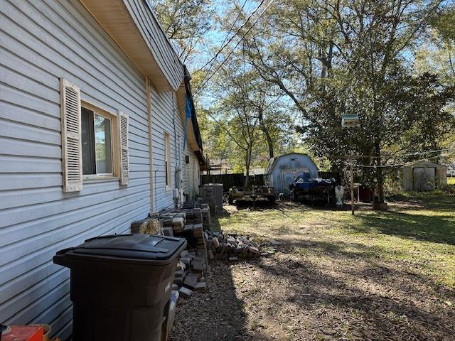 view of yard featuring a storage shed