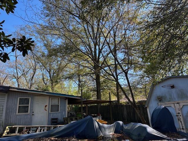 view of yard featuring an outdoor structure