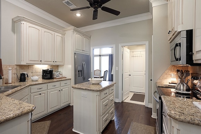 3665 Canyon Ln, Beaumont, TX 77713 - kitchen featuring stainless steel appliances, crown molding, ceiling fan, decorative backsplash, and recessed lighting