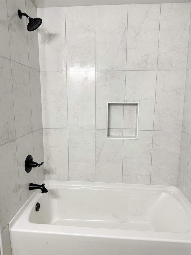 bathroom with tiled shower / bath