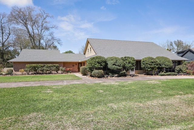 view of front facade with driveway and a front yard