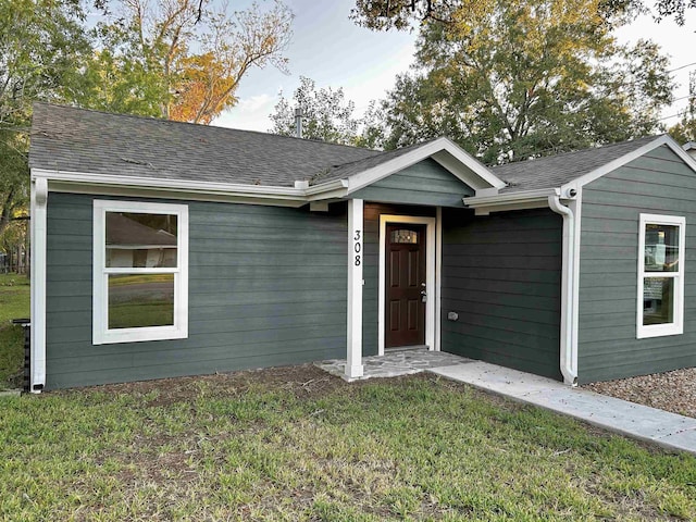 view of front of home with a front lawn