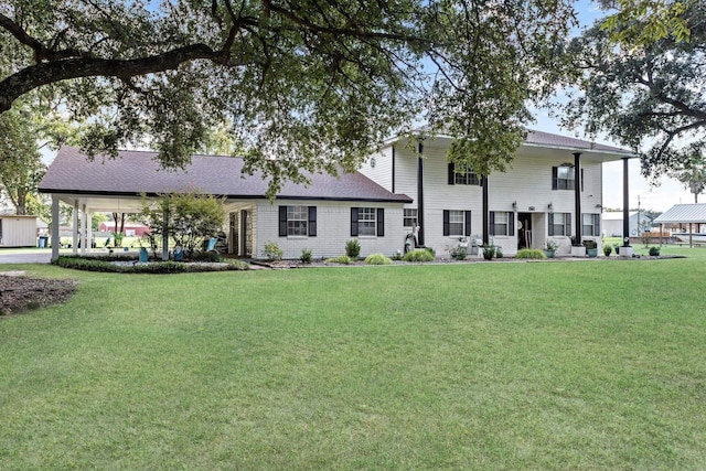 back of house featuring a lawn