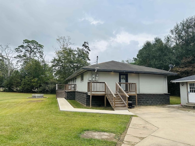 view of front of home featuring a front yard