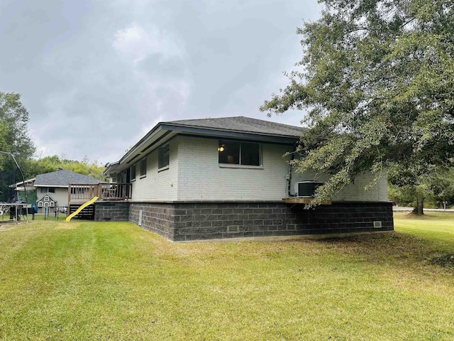 view of side of property featuring a yard