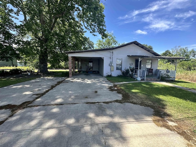 view of front of property featuring a front lawn and a carport