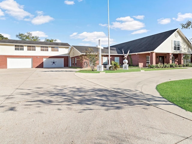 view of front facade featuring a garage