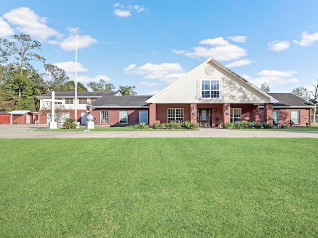 view of front facade with a front yard