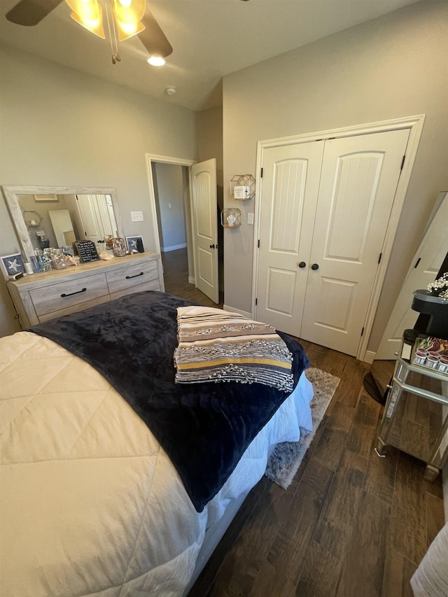 bedroom featuring dark wood-type flooring, ceiling fan, and a closet