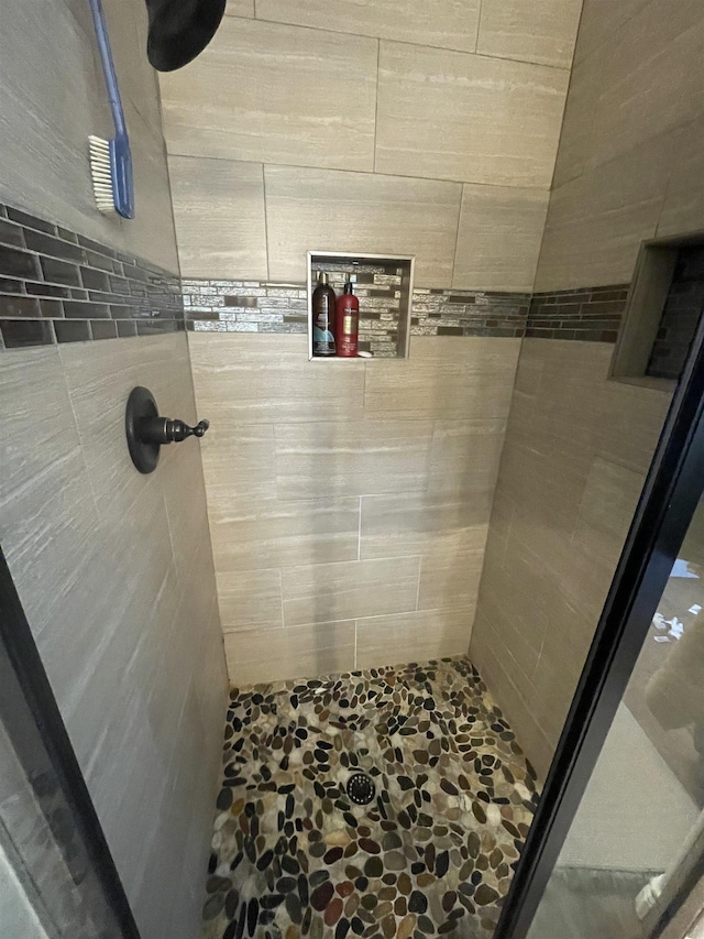 bathroom with a tile shower