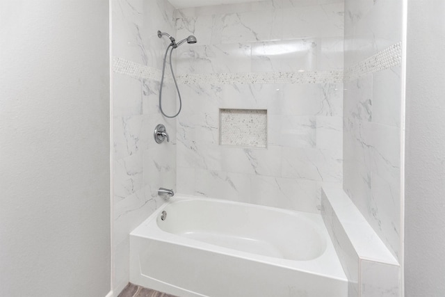 bathroom featuring tiled shower / bath combo