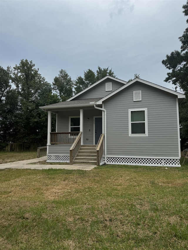 view of front facade with covered porch and a front yard