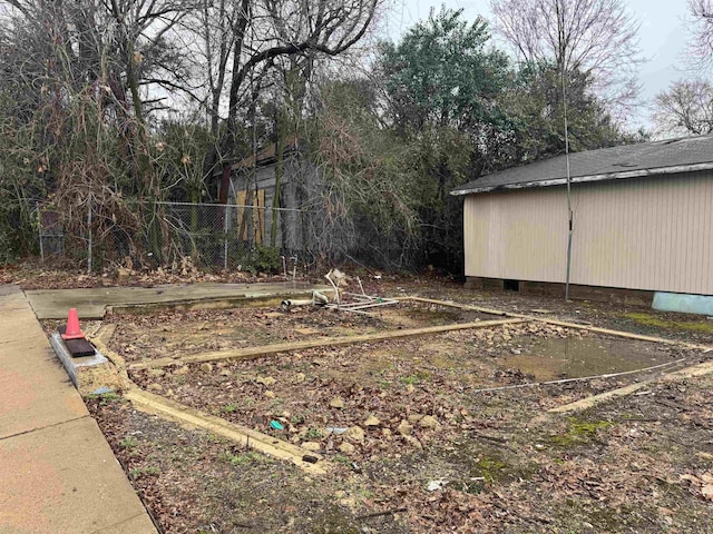 view of yard with an outbuilding and fence