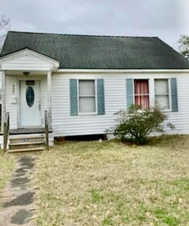 view of front of property featuring a front lawn