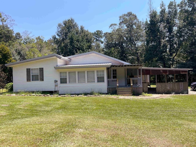 view of front of house featuring a front yard and a carport