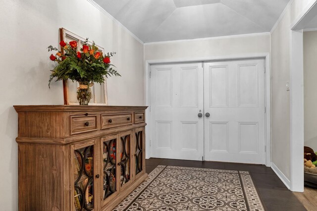 5855 Gladys Ave, Beaumont, TX 77706 - tiled entryway with ornamental molding