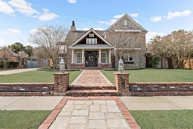 craftsman house with a front lawn