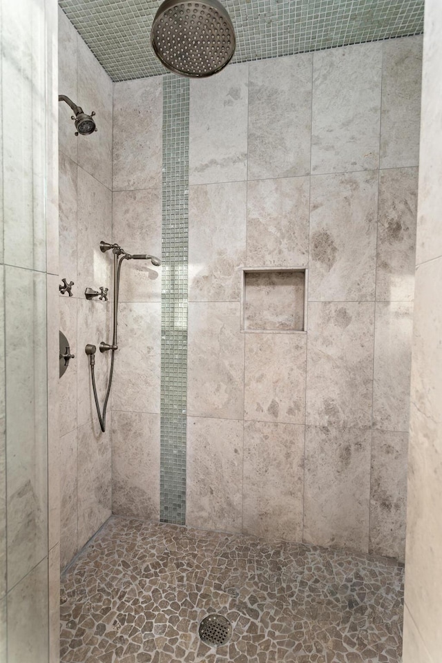 bathroom featuring a tile shower