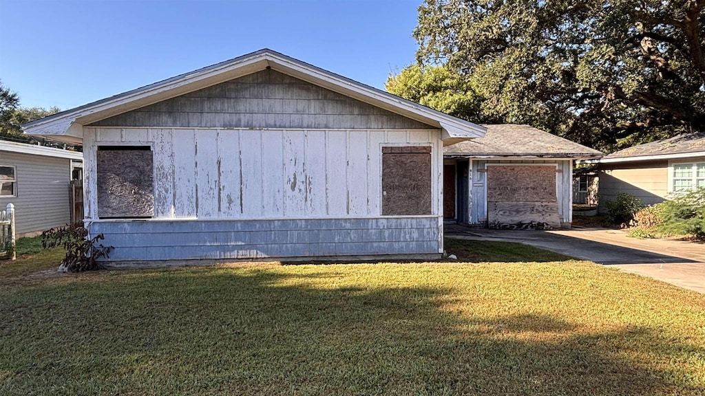 view of front of property featuring a front lawn