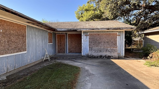 property entrance featuring a patio area