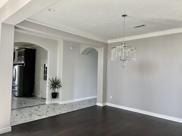 empty room with crown molding, dark wood-type flooring, and an inviting chandelier