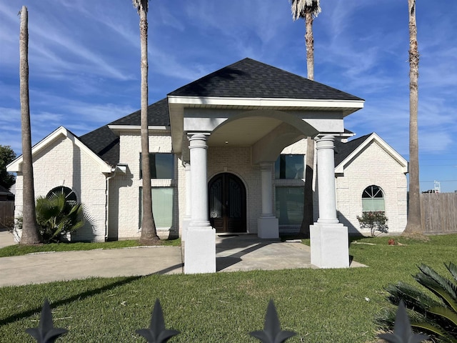 view of front of house featuring a front yard