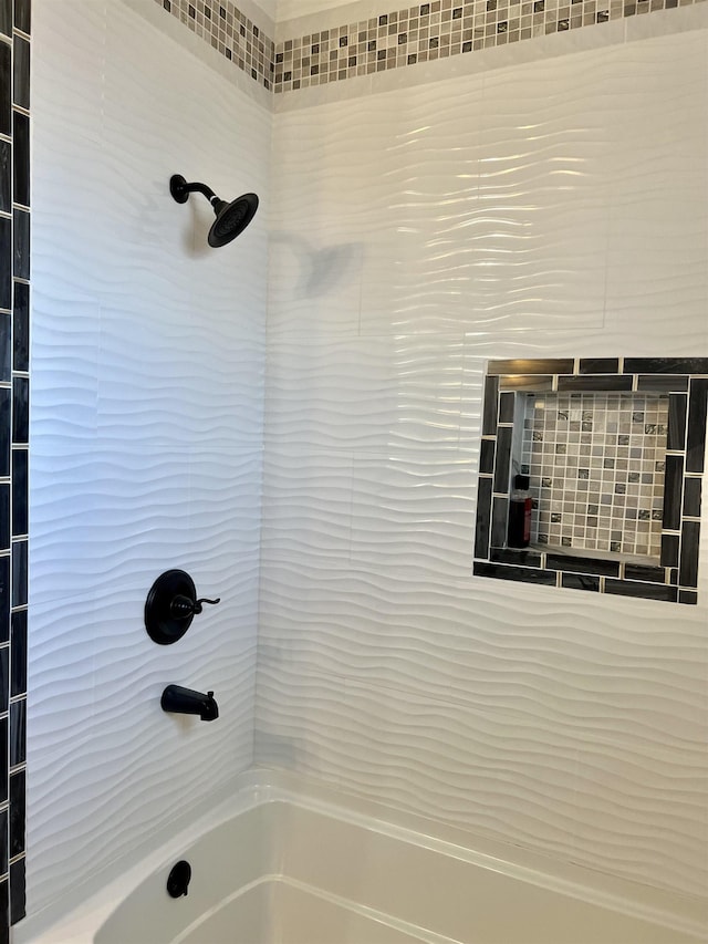 bathroom with tiled shower / bath combo