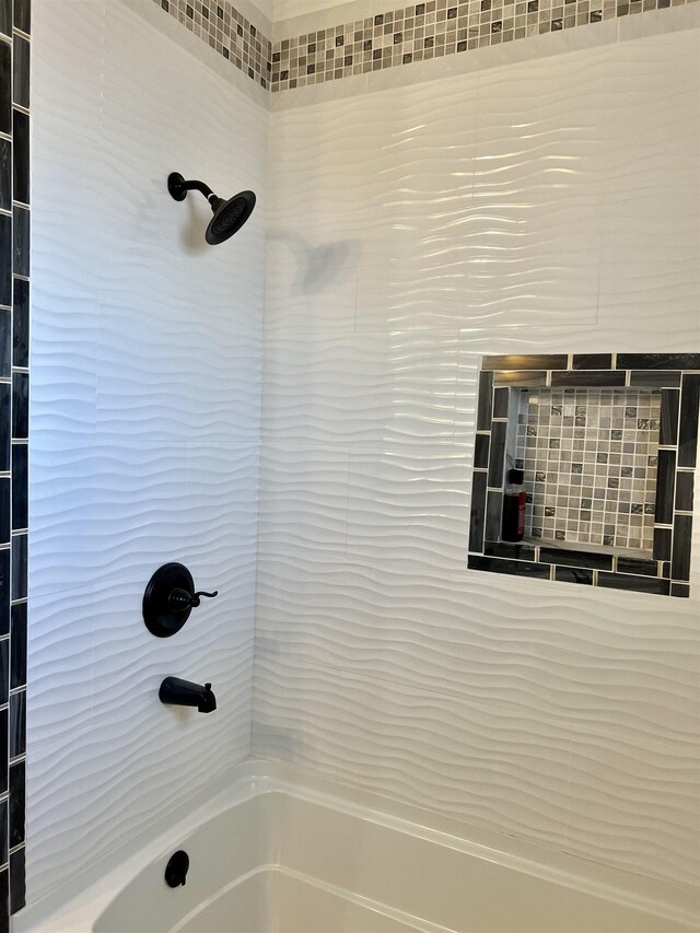 bathroom with tiled shower / bath combo