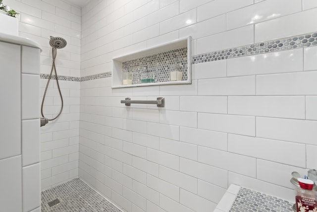 bathroom featuring a tile shower