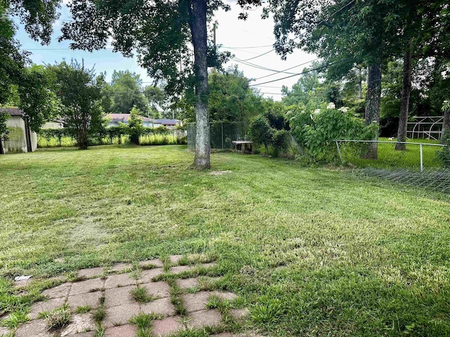 7165 Lewis Dr, Beaumont, TX 77708 - view of yard
