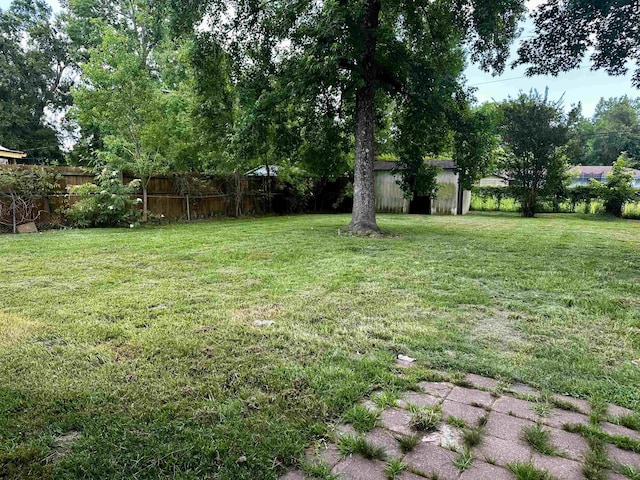 7165 Lewis Dr, Beaumont, TX 77708 - view of yard