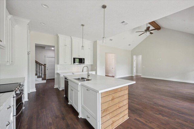 kitchen with dark wood-style flooring, stainless steel appliances, a sink, visible vents, and a ceiling fan