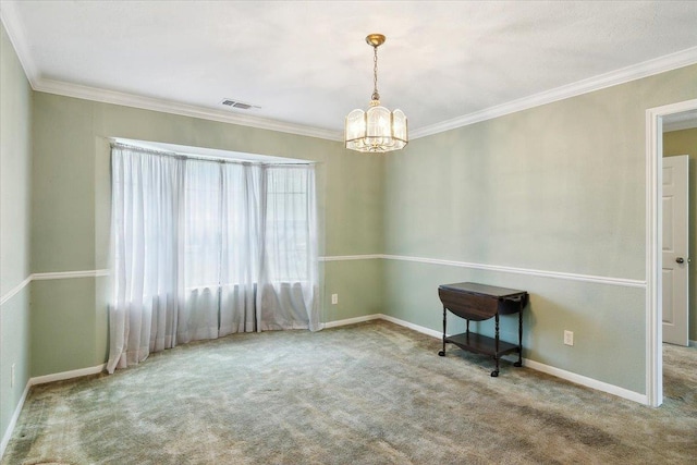 empty room featuring carpet flooring, crown molding, and an inviting chandelier