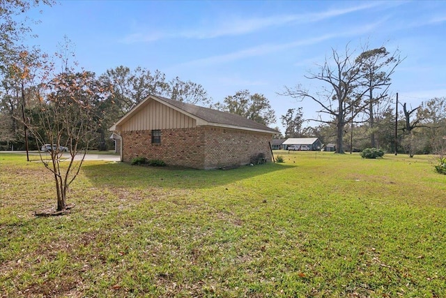 view of side of property featuring a lawn