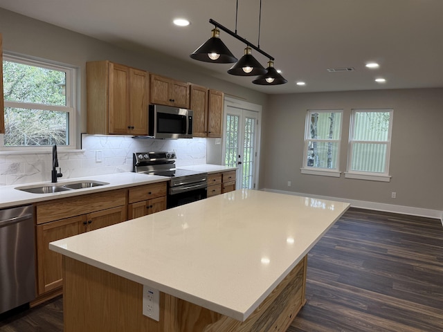 390 W Park St, Vidor, TX 77662 - kitchen with appliances with stainless steel finishes, a sink, backsplash, light countertops, and recessed lighting