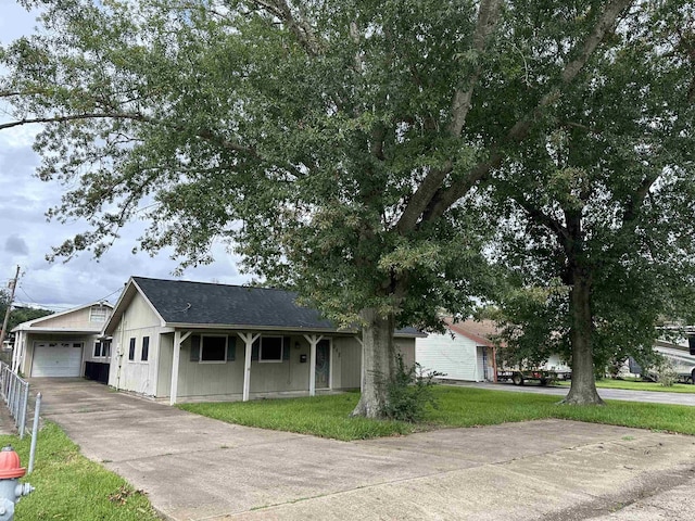 view of front facade featuring a front lawn and a garage